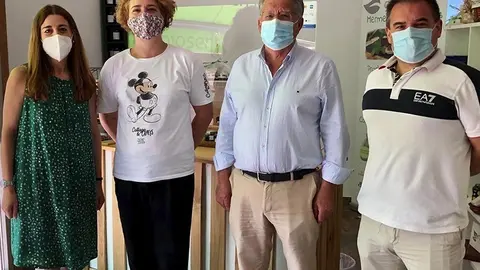 A  directora xeral de Comercio e Consumo, Sol Vázquez, visitou en San Cristovo de Cea a empresa Soluciones Técnicas Esdinela, que reutiliza cáscaras de laranxa para a elaboración de cosméticos.