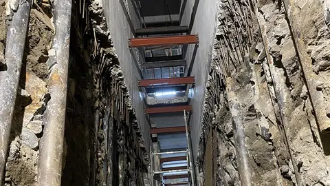 La excavación de un túnel en el aparcamiento durante este verano requirió del uso de una minipala, por las reducidas dimensiones del espacio y supuso picar más de 800 metros cúbicos de material.