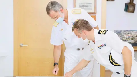 El Rey observa uno de los mapas del rio Miño con el Capitán de Corbeta, Juan Díaz. 