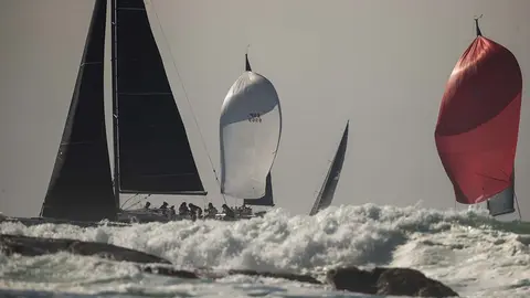 Las Rías Baixas fueron el escenario de la jornada inaugural del Trofeo Príncipe de Asturias. LALO R. VILLAR.