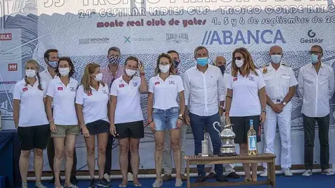 Pilar Casares y su tripulación recogiendo el gran premio de la Gestilar Ladies Cup. LALO R. VILLAR.