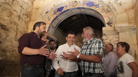 El conselleiro de Cultura y Educación visitó el templo tras la inversión en obras por más de 126.000 euros. ARCHIVO. 