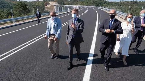 O titular da Xunta, Alberto Núñez Feijóo, xunto coa conselleira de Infraestruturas e Mobilidade, Ethel Vázquez, preside o acto de posta en servizo do novo acceso ao polígono industrial de San Cibrao das Viñas: conexión N-525 coa autovía das Rías Baixas (A-52).  Polígono de San Cibrao das Viñas, Ourense. ARCHIVO. 