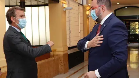 Feijóo y Barbón se saludan. 