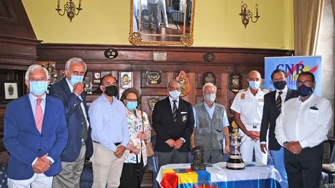 Los presentadores del acto ante los trofeos absolutos en litigio, de izquierda a derecha, Eduardo Rodríguez Toubes ; Manuel Jesús García Rodriguez ; Daniel Benavides; Adela Trillo, Fernando Remírez de Esparza,  Andrés Quintá, Ignacio Cuartero Lorenzo, Wenceslao González Garra y Manuel Villaverde.

