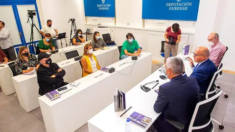 O secretario xeral de Política Lingüística, Valentín García, e o presidente do Deputación de Ourense, José Manuel Baltar, presentárono.