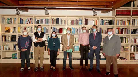 O xurado foi composto polas escritoras Marica Campo e Eulalia Agrelo Costas, e o xornalista César Lorenzo Gil; Xabier Castro Martínez, escritor e secretario do xurado; e Luís González Tosar, presidente do Centro PEN de Galicia e presidente do xurado.