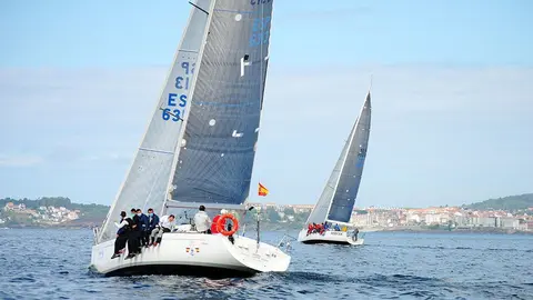 El Aldán y el Mirfak saliendo de la ría de Pontevedra.