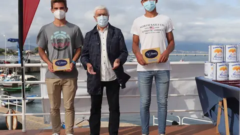 Toni Ripoll, Manel Fernández concelleiro de Vigo y Jacobo García con sus nombramientos de comodoros de la Semana Abanca. PEDRO SEOANE.