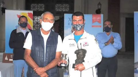 Javier Pérez, Patrón/Armador del "Orión" (derecha), recibe de manos del almirante Jaime Rodríguez Toubes Núñez (izq), los premios como vencedor final absoluto.