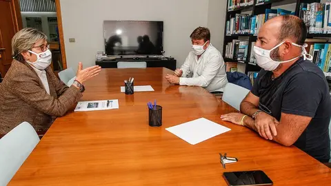 A conselleira do Mar, Rosa Quintana, reuniuse esta semana co presidente da Federación Nacional de Confrarías de Pescadores, Basilio Otero, e co presidente da Federación Galega de Confrarías, José Antonio Pérez.