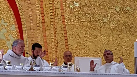 A celebrar a missa, o bispo de Viana. À direita, José Cordeiro, bispo de Bragança-Miranda.