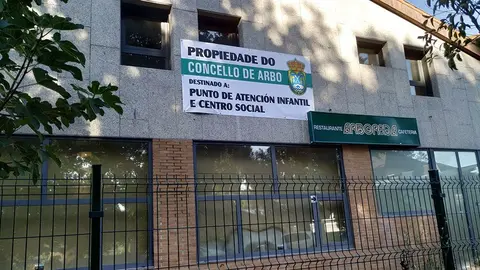 O goberno arbense, pretende dotar e mellorar os servizos municipais, empregando edificacións existentes no casco urbano. Neste caso proxectase destinar a edificación a centro social.