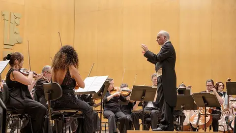 A Real Filarmonía de Galicia dirigida por el maestro compostelano Maximino Zumalave, director asociado da RFG. ARCHIVO.