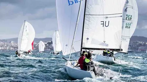 El espectáculo de la Villalia Cup de J70 en la ría de Vigo. ©SAILINGSHOTS BY MARÍA MUÍÑA PHOTOGRAPHY,