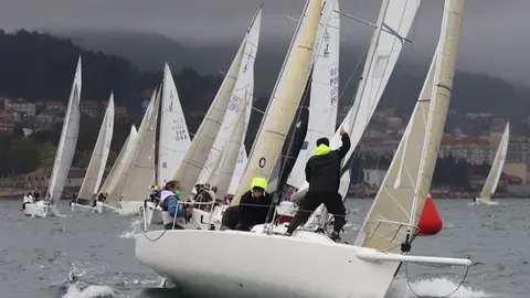Okofen con Javier Gándara llega primero a barlovento... al fondo Cangas PEDRO SEOANE.