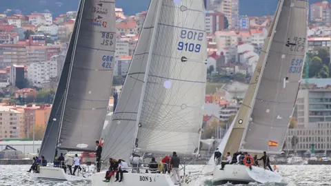 •	Los J80 lograban completar tres mangas más en la jornada dominical en la ría de Vigo.