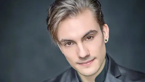 A batuta levaraa o mestre Pablo Devigo, no que será o seu debut coa RFG. 