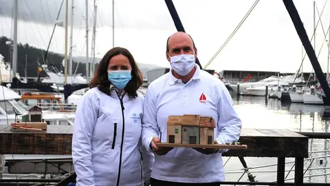 María Santoro del Porto Deportivo de Combarro y Ro Yachts Club, entrega el premio al "Sebrala 2" como vencedor de Clase 1.