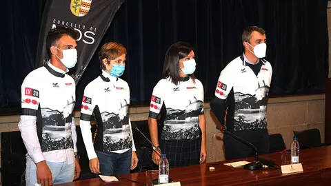 Presentaron o acto Nidia Arévalo, Alcaldesa de Mos; Javier Guillén, Director de “La Vuelta”; Óscar Pereiro, Embaixador de “La Vuelta - Mos” e Nava Castro, Directora de Turismo de Galicia. 