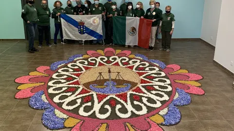 La alfombra elaborada el 3 de octubre para grabar el vídeo que se envió a Uriangato y que ellos exhibieron hoy en su fiesta de san Miguel. 