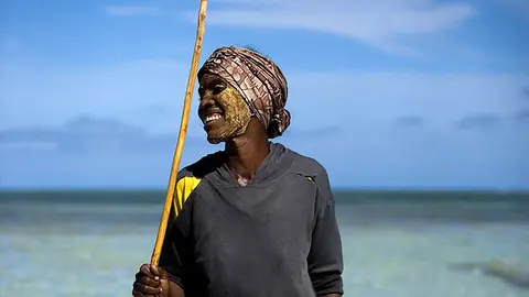 Las mujeres Vezo caminan sobre el arrecife de coral durante la bajamar para capturar pulpos y pepinos de mar (pertenecientes a los equinodermos como los erizos de mar).
En la foto, una mujer sale del agua con un pulpo.
Andavadoaka, Madagascar
Mayo 2009