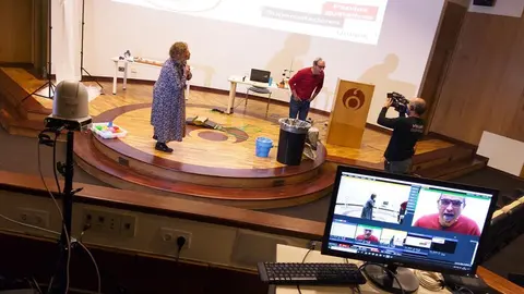 Realizáronse experimentos e xogos para amosar que a ciencia pode ser atractiva e divertida para todos.