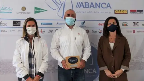 El nuevo campeón de España Fernández Vasco con su nombramiento de Comodoro de la Semana, con la concejala de deportes herculina y la representante de Abanca. PEDRO SEOANE.