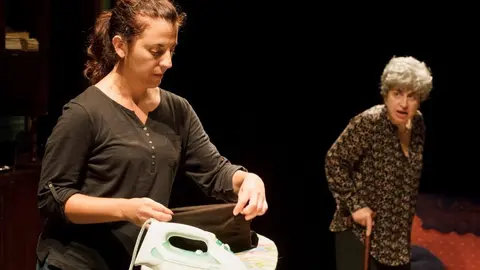 Un momento da obra Dúas donas que bailan (2010) de Teatro do Atlántico.