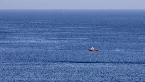 Un barco de pesca en Carnota. ARCHIVO. 
