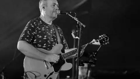 Miguel Tela, vem apresentar as suas canções que irradiam uma luz especial onde se fala de sonho, de chegada, de partida, de amores que chegam ao fim e também de amores para toda a vida, da condição humana e da nossa ligação à Terra orgânica.