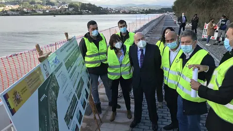 Losada durante su visita al paseo marítimo en obras. 