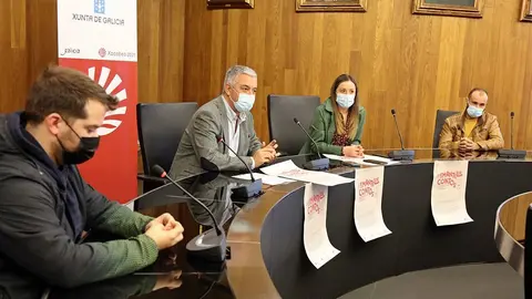 O secretario xeral de Política Lingüística, Valentín García, presentou hoxe ‘Un mantel de contos’, que combina e pon en valor tradición oral e gastronomía da man dos lalinenses Celso Sanmartín e Diego López ‘Moli’.