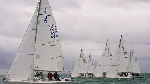 El viento con rachas de hasta 30 nudos fue el protagonista de la segunda jornada de la Liga de Otoño de J80. ©ROSANA CALVO.