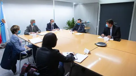 O vicepresidente primeiro e conselleiro de Presidencia, Xustiza e Turismo, Alfonso Rueda, e o conselleiro de Sanidade, Julio García Comesaña, reúnese co presidente da Asociación de Turoperadores receptivos de Galicia (Atrega), Jesús Francisco Ares.