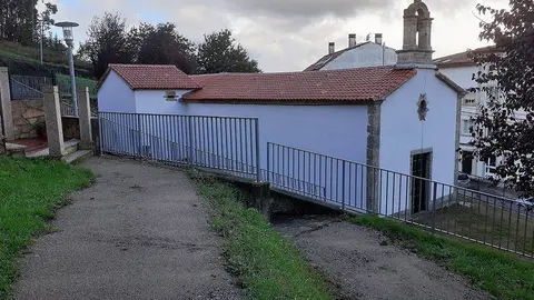 A intervención centrouse na reconstrución do tellado, a renovación da pintura das fachadas e a drenaxe exterior dos muros.