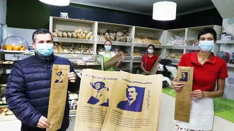 Coa colaboración das panadarías de todo o municipio, bolsas do pan (en papel procedente de fontes sostíbeis, de fabricación galega, ecolóxico e 100% reciclábel) coas caras impresas de Ricardo Carvalho Calero e Alfredo Pedro Guisado acompañadas dunha breve biografía e un poema de senllos escritores.