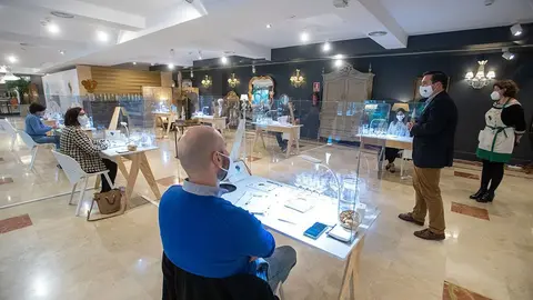 O director da Axencia Galega da Calidade Alimentaria (Agacal), José Luis Cabarcos, saudan os catadores que participan no panel das Catas das Augardentes e Licores Tradicionais de Galicia 2020.