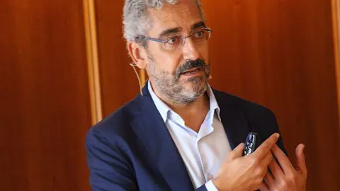 José Antonio León Capitán, director de relaciones Institucionales y Comunicación España y Portugal, durante su exposición en Vigo. 