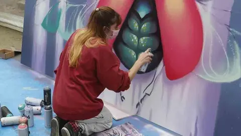 Una decena de chicas y rapaces participan hoy en la final de graffiti que se está celebrando en la Alameda de Santiago de Compostela.