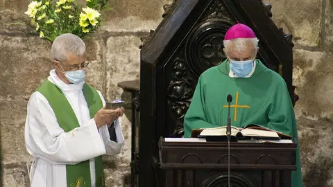 El nuevo párroco Joaquín Estévez Estévez en una celebración litúrgica presidida por el obispo de Tui-Vigo, Luis Quinteiro Fiuza, recibió las llaves del sagrario. 