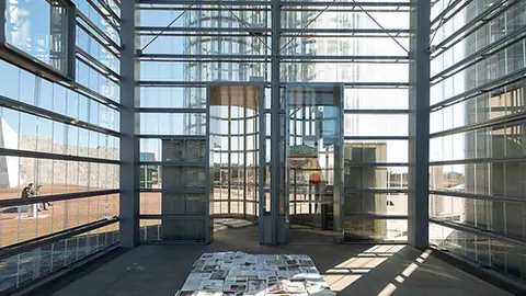 Es una propuesta artística del Colectivo Cantz, formado por los artistas visuales Felipe Romero (Colombia) y Marius Ionut Scarlat (Rumanía), que ganó el VII Concurso de Intervenciones Artísticas en las Torres Hejduk.

