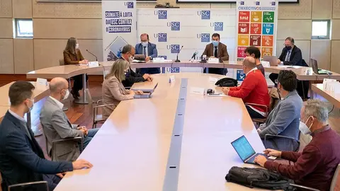 El acto estuvo presidido por el rector de la USC, Antonio López, que, además del conselleiro, estuvo acompañado de la presidenta del Consejo Social de la Universidad, Cecilia Sierra, y del vicerrector de Planificación, Tecnologías y Sostenibilidad, Gumersindo Feijoo.