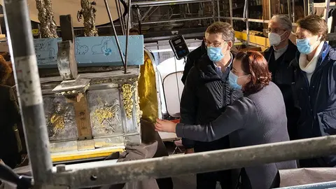 El presidente de la Xunta, Alberto Núñez Feijóo, con el conselleiro de Cultura, Educación e Universidade, Román Rodríguez; el alcalde, Xosé Sánchez Bugallo, y el director da Fundación Catedral, Daniel Lorenzo, visitaron las obras de restauración de la Catedral de Santiago. 