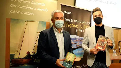 El escritor Rodrigo Costoya Santos, autor de la novela histórica Portosanto con el secretario general de Política Lingüística, Valentín García (izq.).