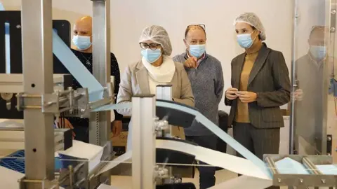 A delegada territorial da Xunta en Vigo visitou hoxe a produción de máscaras liderada polas firmas viguesas Borda y Más e Lineaparami do Grupo Belty.