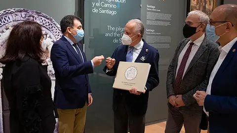 'Viae ad limina Sancti Iacobi', "un regalo de Chencho Valdés a Galicia".