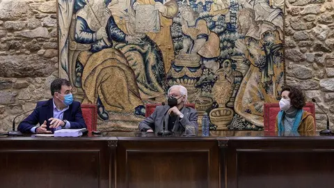 
El conselleiro de Cultura, Educación y Universidad, Román Rodríguez, y el presidente de la Real Academia Galega, Víctor Freixanes, se reunieron hoy en la sede de la Academia.
