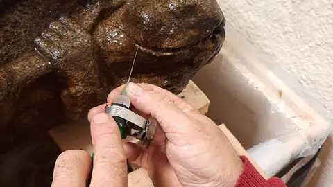 El equipo de expertos elimin&oacute; la capa vegetal y parte de las sustancias depositadas en la superficie de la pieza, como una peque&ntilde;a piedra encajada en el manto.