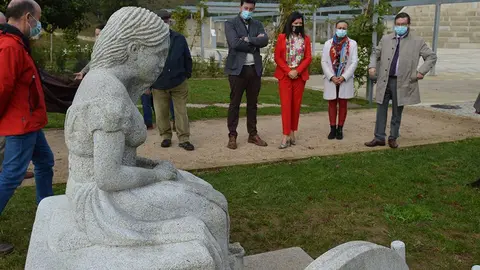 Doada pola Escola de Cantería de Pontevedra á Comunidade de Montes de Mos, esta peza pon en valor dous oficios tradicionais: o da costura que representa a peza escultórica, e o da cantería coa que se esculpiu a devandita peza.